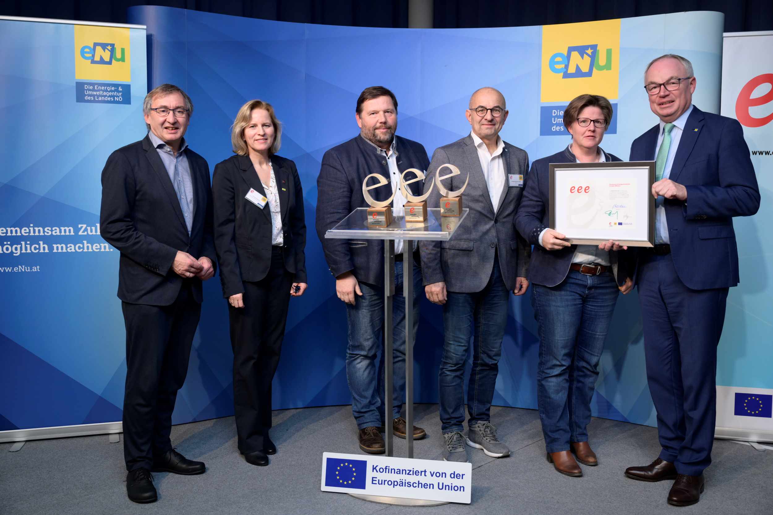 Herber Greisberger (Geschäftsführer eNu), Monika Panek (e5-Programm-Leiterin NÖ), Johannes Strommer (Leiter Wirtschafshof), GR Walter Kogler, StR Isabel Mang und LH-Stv. Stephan Pernkopf (v. l.) bei der Übergabe der Auszeichnung.  Foto: Imre Antal 